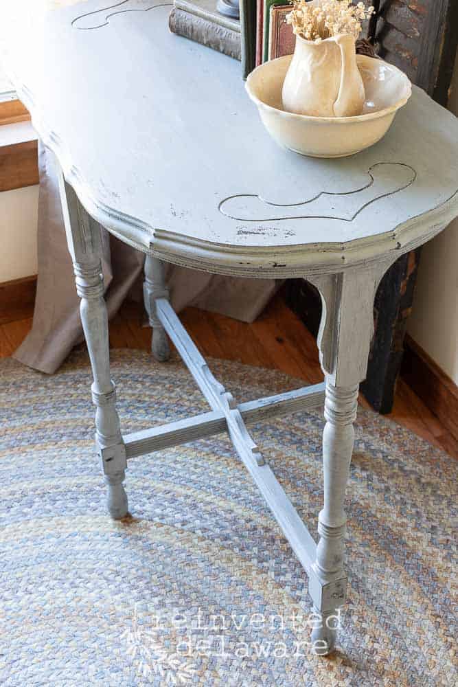 This scalloped edge side table started out pretty dark.  I loved the shape of it and I knew that painting the whole piece would bring out the details. #vintagefurniture #furnituremakeover #mmsmilkpaint