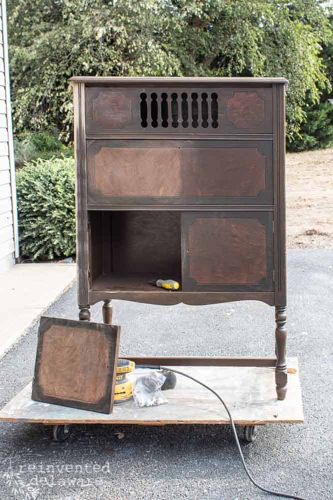 Who doesn't love a gorgeous transformation? This antique furniture makeover will win your heart! Using Miss Mustard Seed Milk Paint and a little bit of elbow grease, we transformed an antique radio cabinet into a gorgeous and useful piece of furniture. #furnituremakeover #furniturerestoration #paintedfurniture