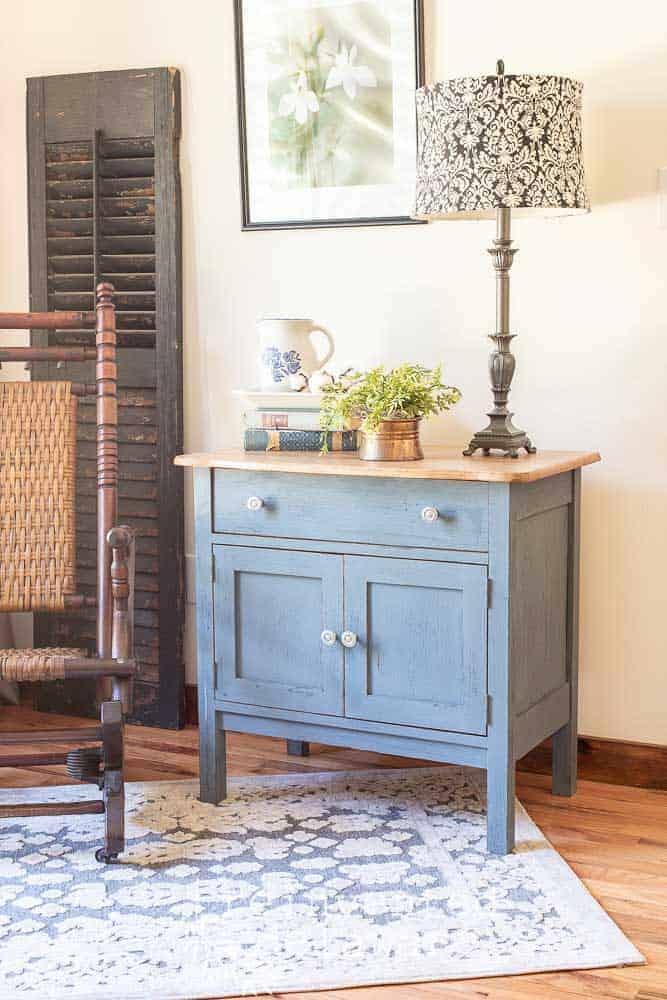 Jeans???  Am I talking about jeans today??  Well, not exactly.  Today I am sharing a furniture painting idea that has the look of a comfy pair of jeans!