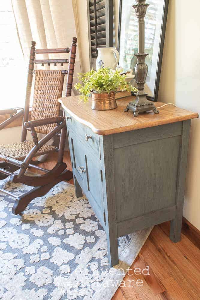 Jeans???  Am I talking about jeans today??  Well, not exactly.  Today I am sharing a furniture painting idea that has the look of a comfy pair of jeans!