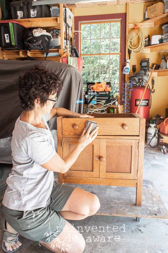 Jeans???  Am I talking about jeans today??  Well, not exactly.  Today I am sharing a furniture painting idea that has the look of a comfy pair of jeans!