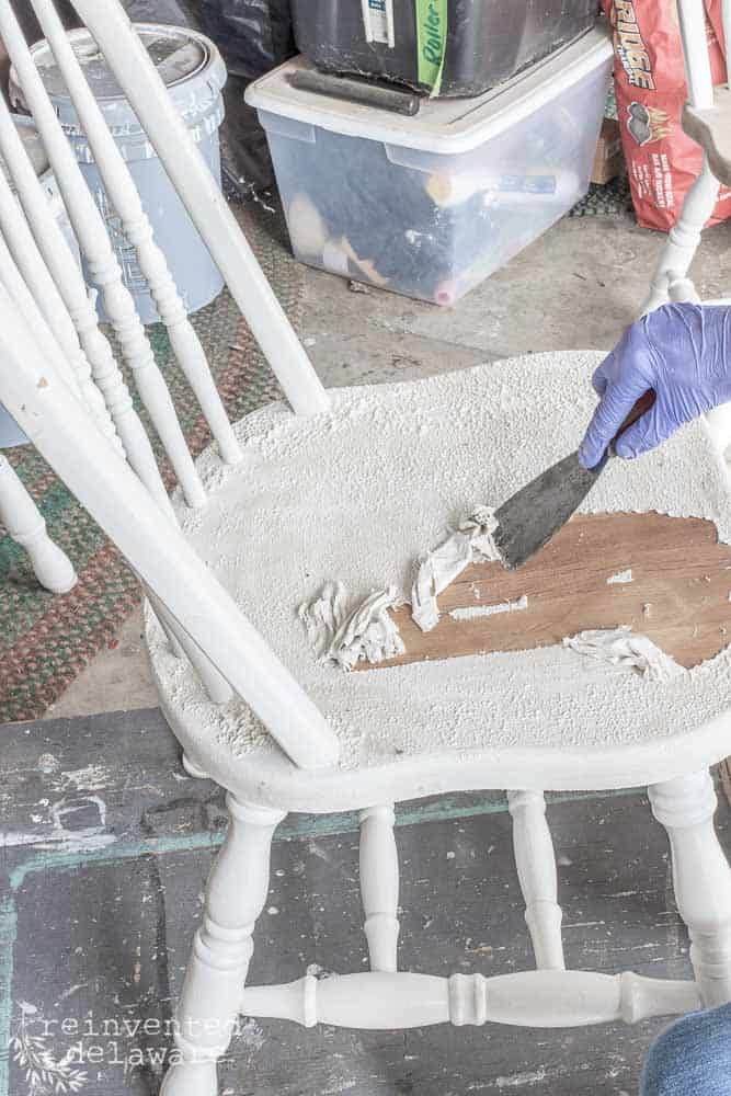 Want to know how easy it is to strip paint off of furniture? I've got you covered! I will walk you step-by-step how to strip paint from furniture! #customfurniture #furnituremakeover #diyfurnituremakeover